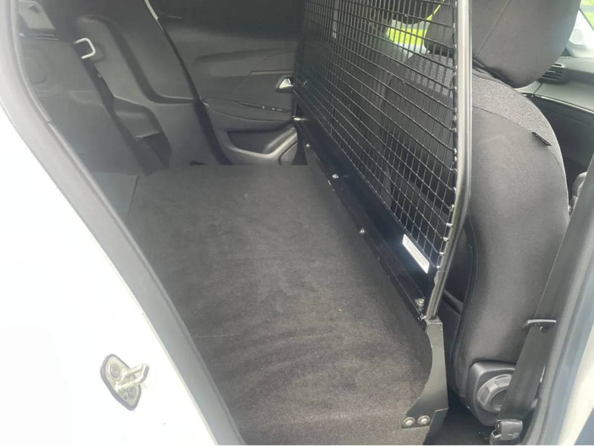 Peugeot 208 ACTIVE VAN 1.2 75 6.3 4DR - Image 4