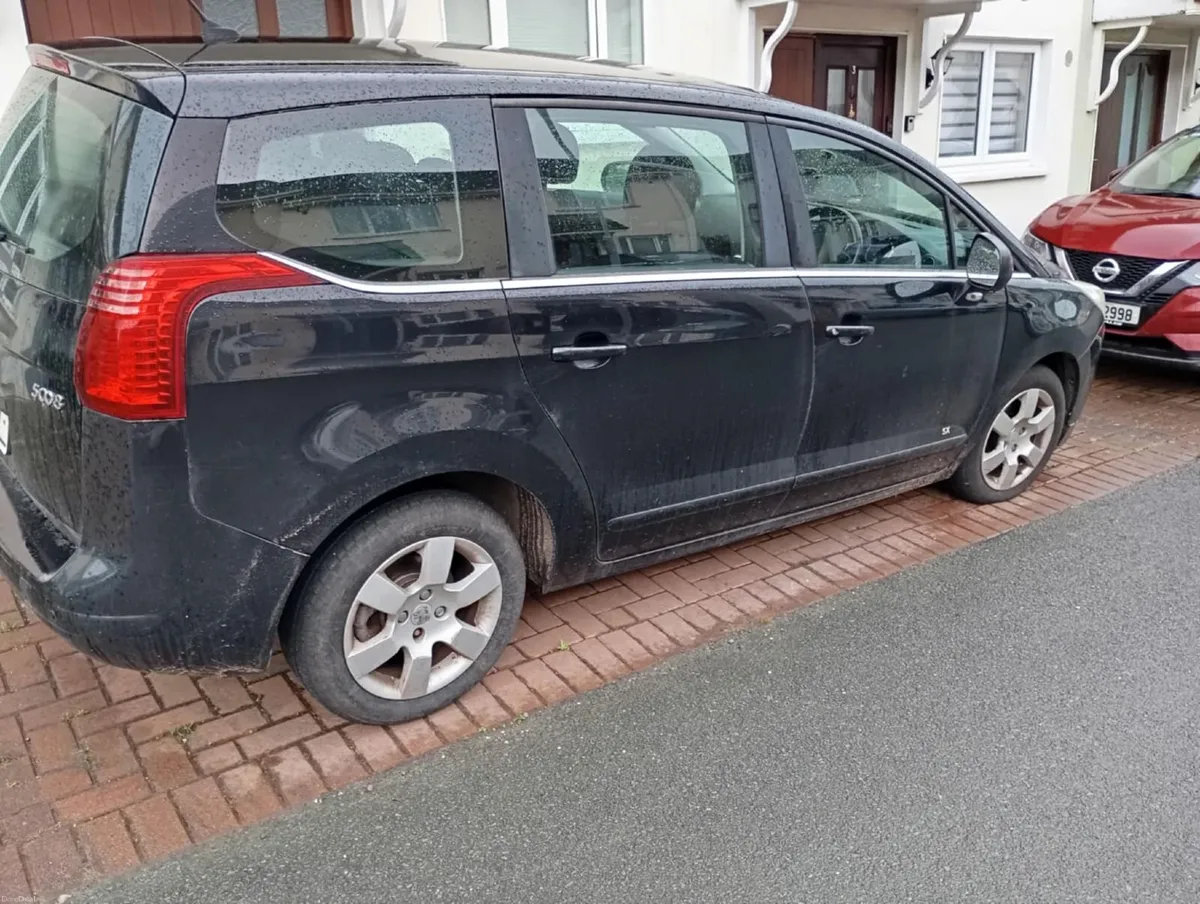 Peugeot 5008 2011 - Image 1