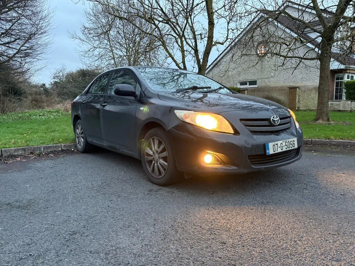 Toyota Corolla Saloon Black - Image 1