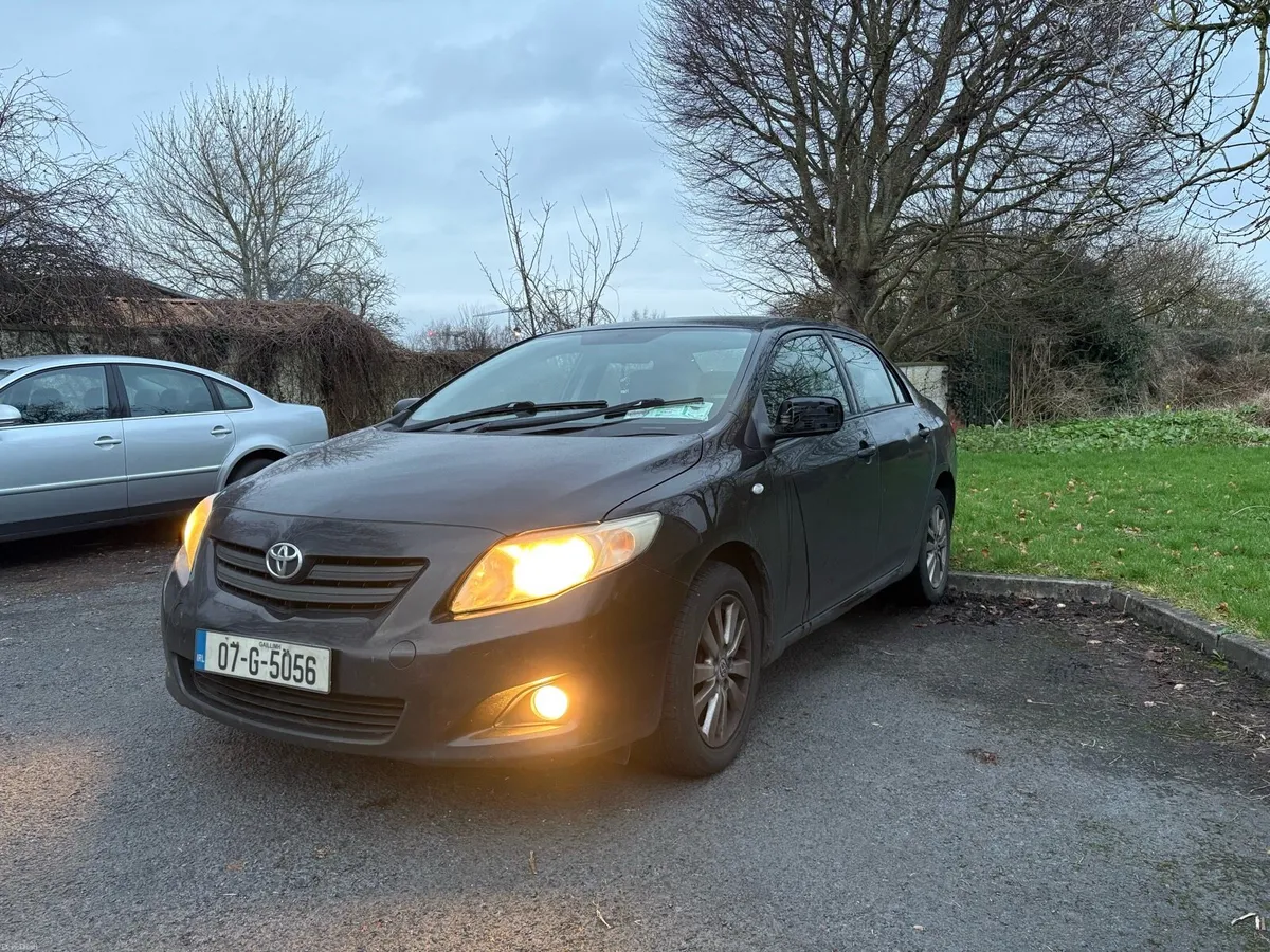 Toyota Corolla Saloon Black - Image 2