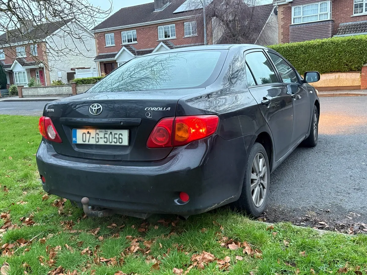 Toyota Corolla Saloon Black - Image 4