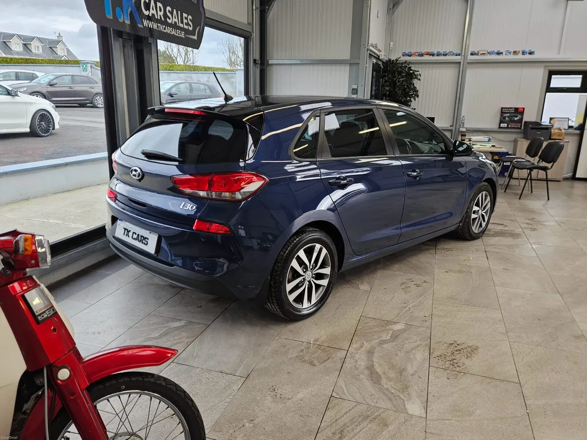 17 HYUNDAI i30 1.6 DIESEL DELUXE - Image 2