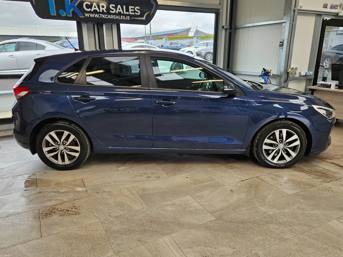 17 HYUNDAI i30 1.6 DIESEL DELUXE - Image 3