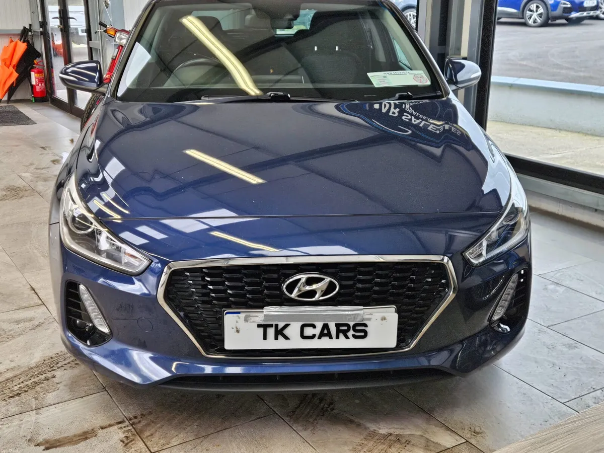 17 HYUNDAI i30 1.6 DIESEL DELUXE - Image 4