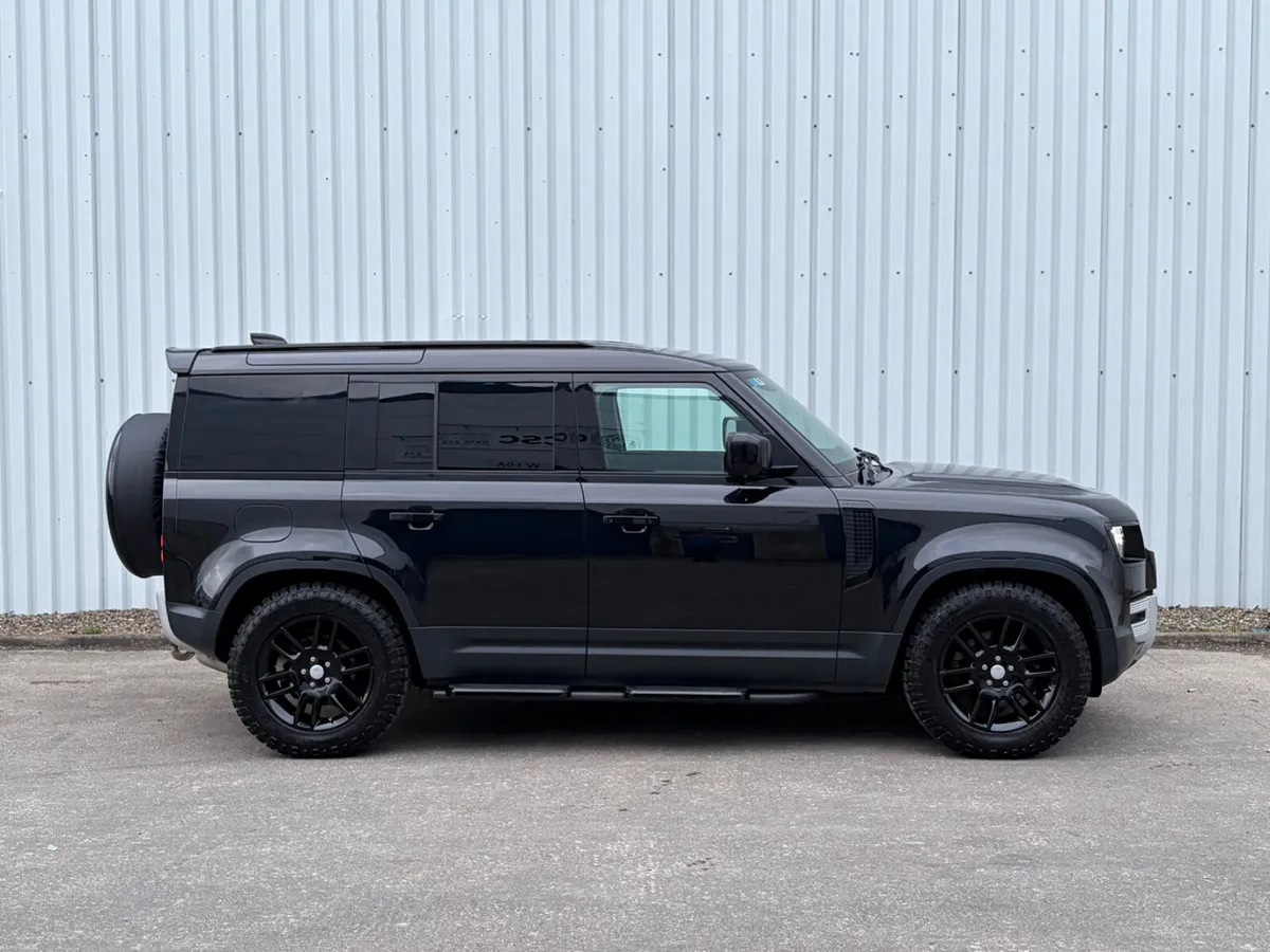 212 Land Rover Defender110 D300 SE 3 Seat Com - Image 4