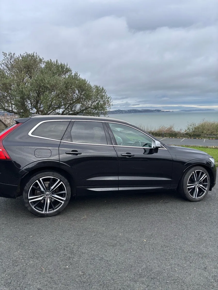 2019 Volvo XC60 R-Design Plug-In Hybrid | AWD - Image 4