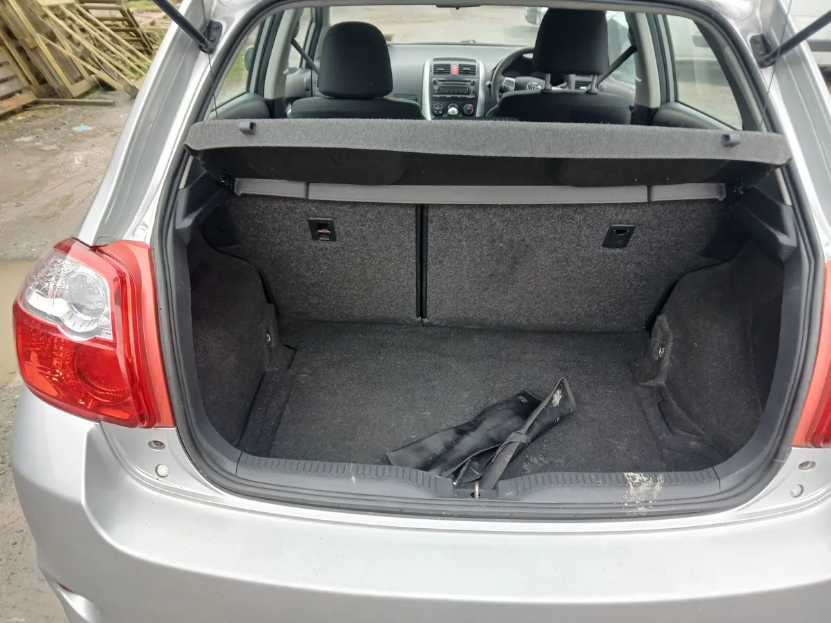 Toyota Auris 2010 - Image 2