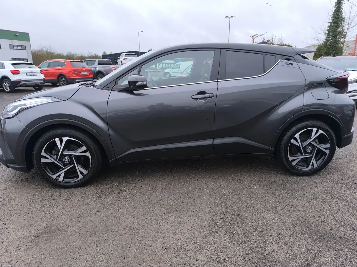 231 Toyota C-HR  1.8 HYBRID - Image 3