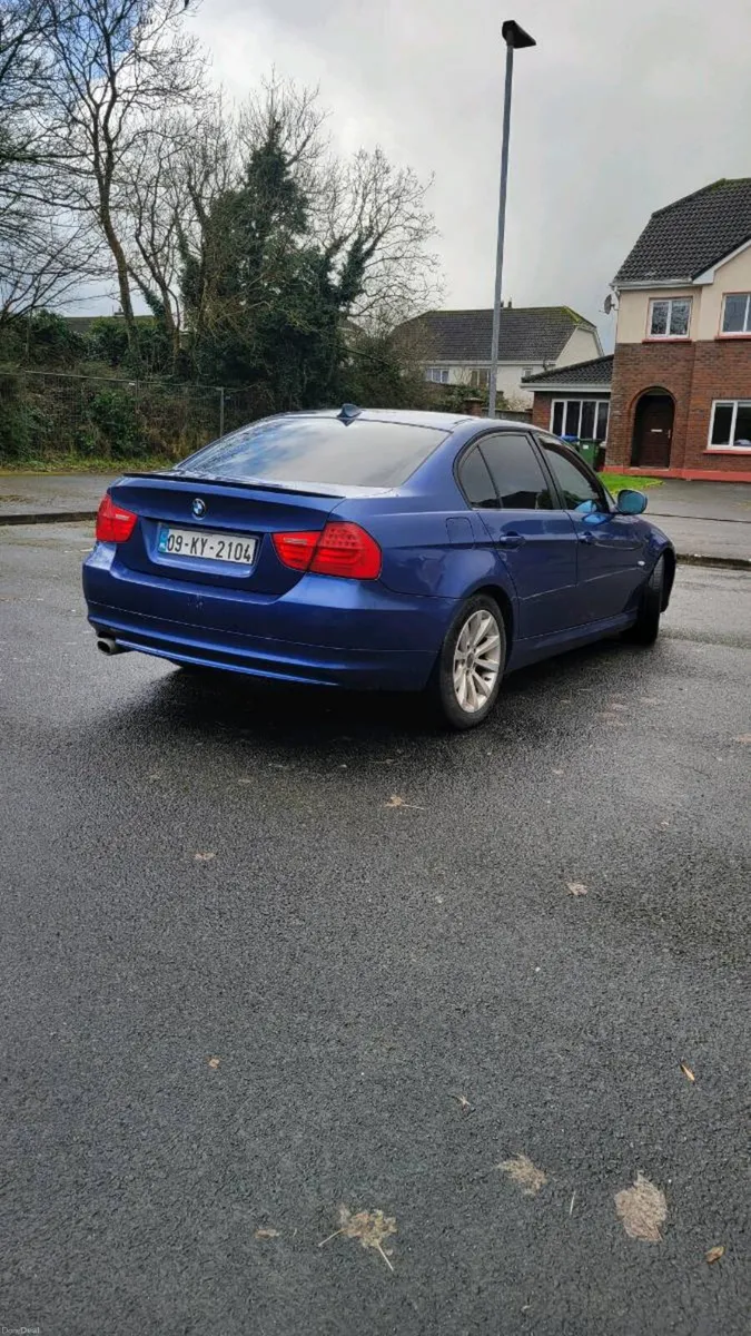 Bmw 318d 2009 - Image 4
