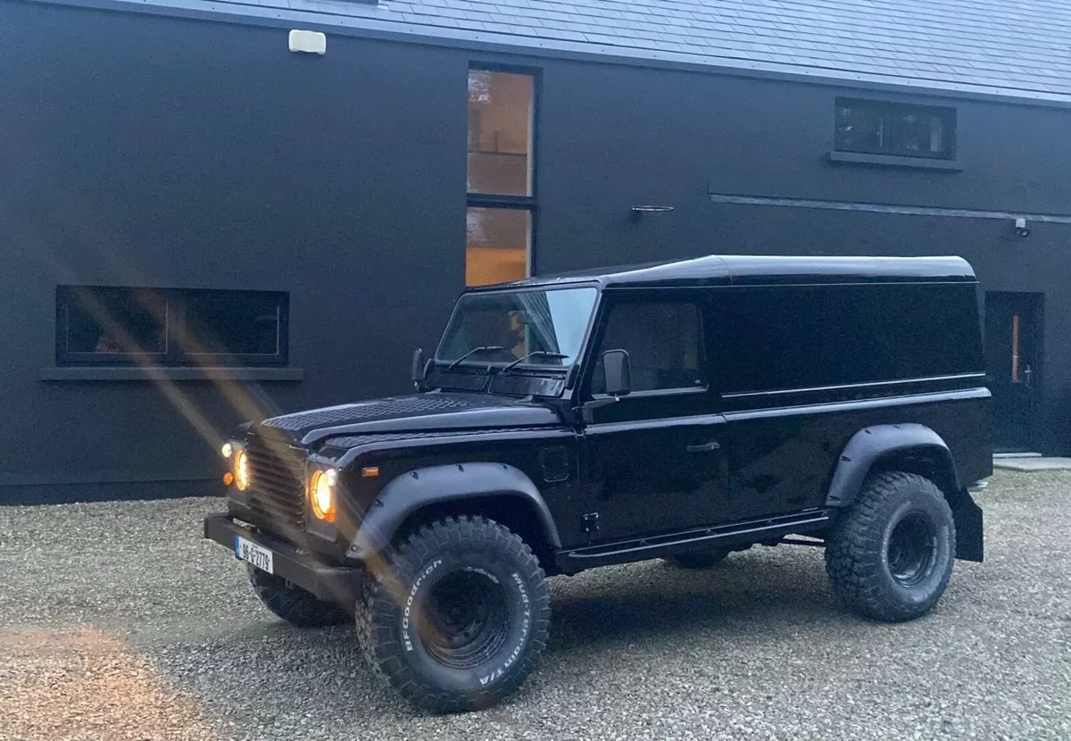 Land Rover Defender 110 2.5L 1996 - Image 2
