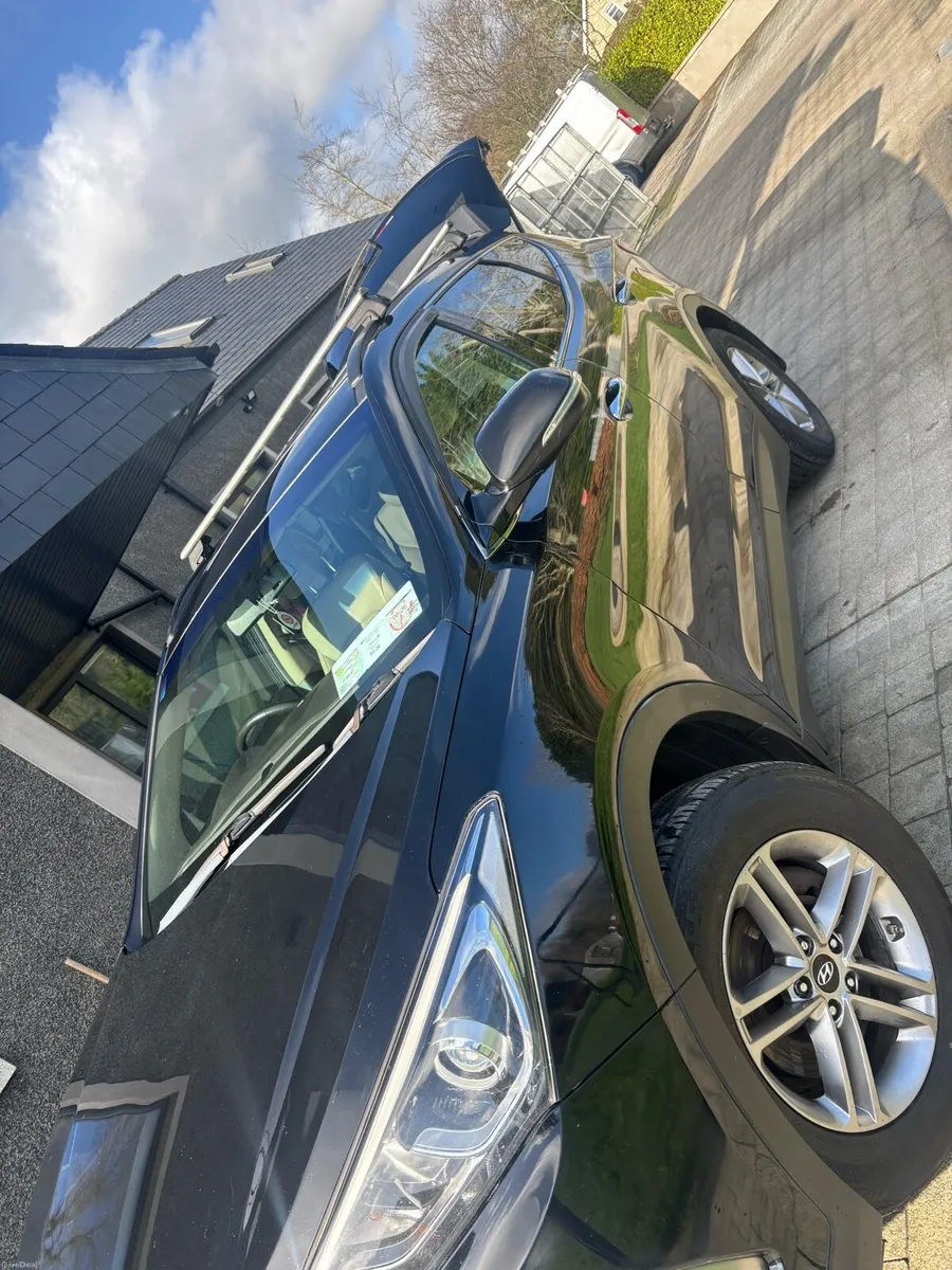 Hyundai Santa Fe 2017 - Image 2