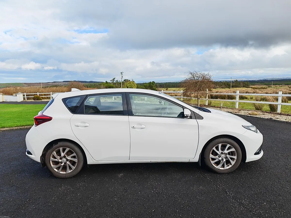 Toyota Auris 2016 - Image 2