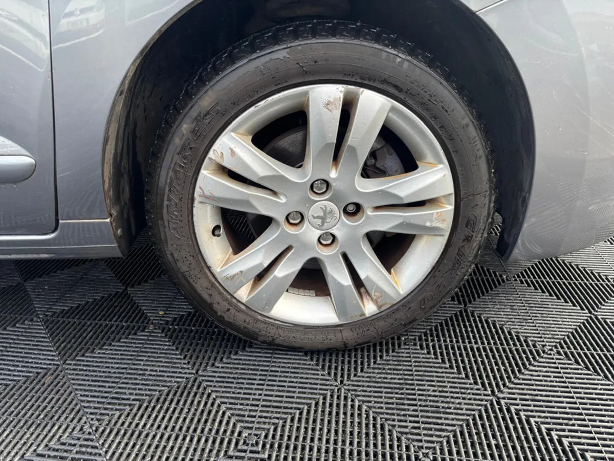 Peugeot 5008 5008 1.6 Petrol, auto, pan roof, huge - Image 3