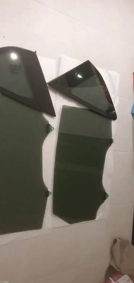 Toyota prius alpha tinted windows glass rear l/r - Image 4