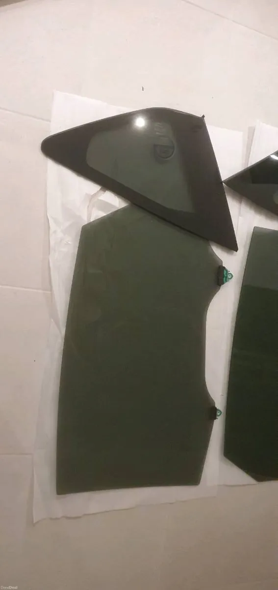 Toyota prius alpha tinted windows glass rear l/r - Image 3