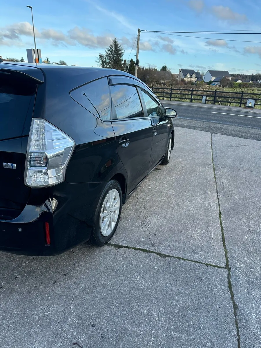 Toyota Prius Alpha - Image 2