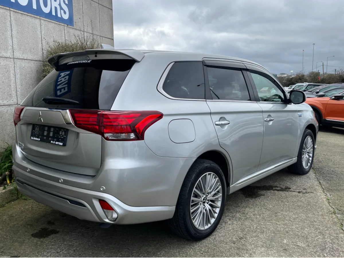 Mitsubishi Outlander G PREMIUM PACK 4WD AUTOMATIC - Image 4