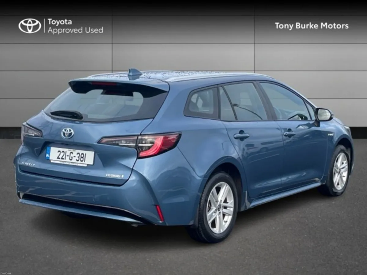 Toyota Corolla Tourer - Luna Edition - 1.8 Hybrid - Image 2