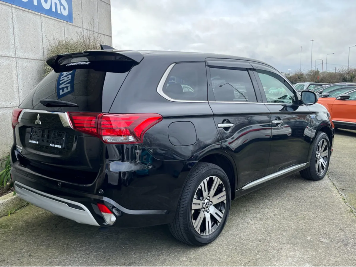 Mitsubishi Outlander PHEV 4WD G AUTOMATIC 2.4 PETR - Image 4