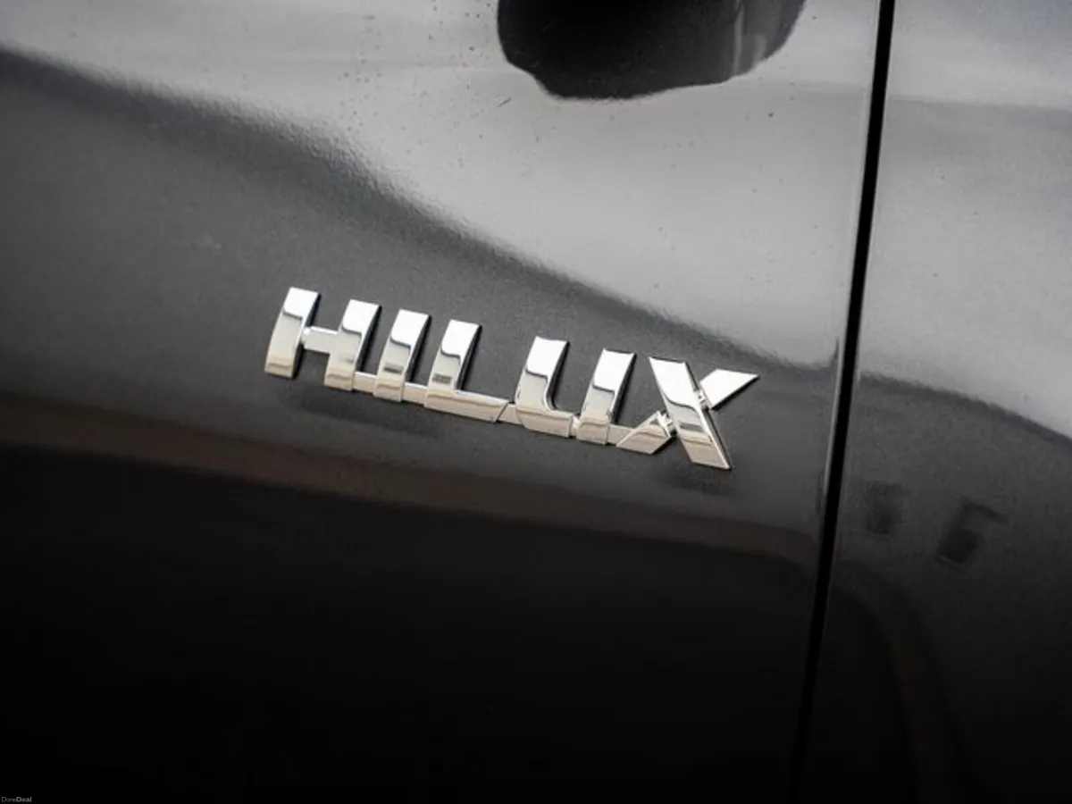 Toyota Hilux 2.8D4D INVINCIBLE X 201BHP AUTO - Image 4