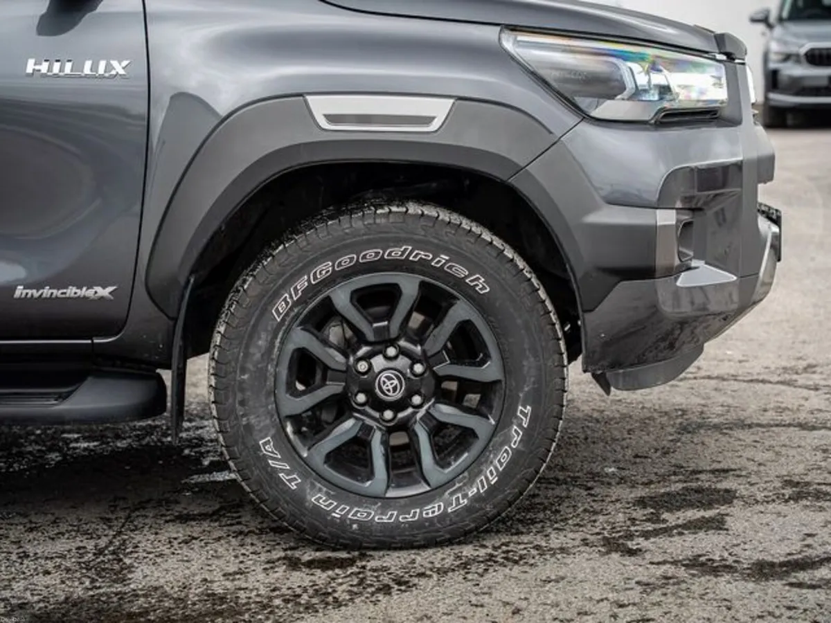 Toyota Hilux 2.8D4D INVINCIBLE X 201BHP AUTO - Image 3