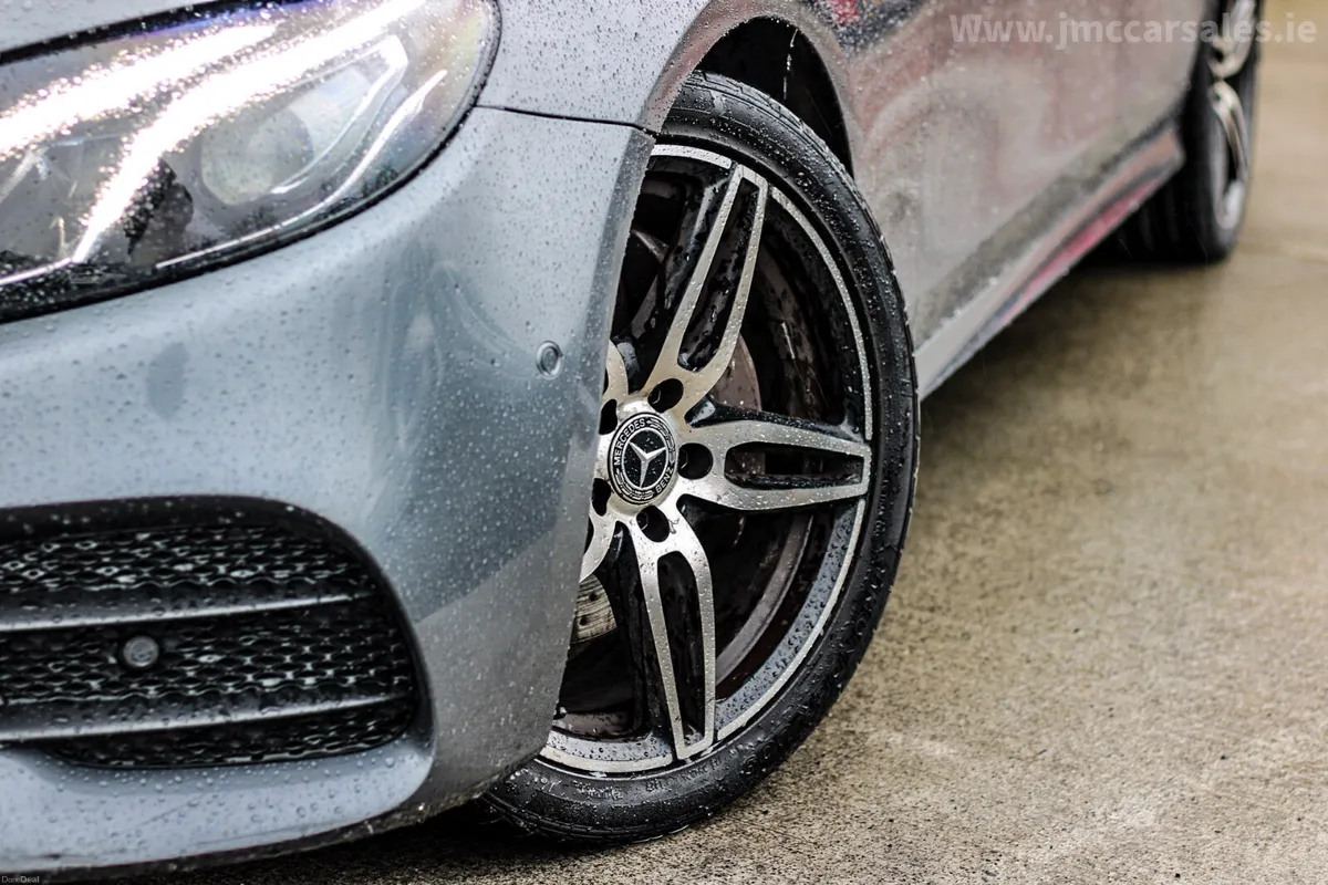 2018 7 SEATER MERCEDES BENZ  E220D AMG LINE - Image 2