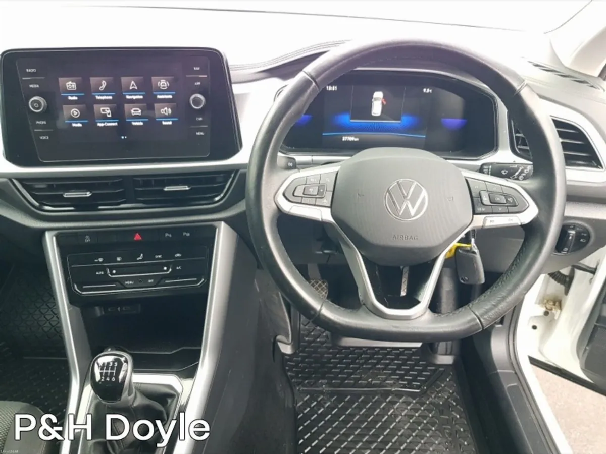 Volkswagen T-Roc LIFE - Image 2