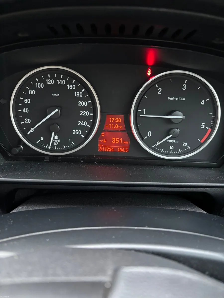 BMW 5-Series 2010 - Image 2