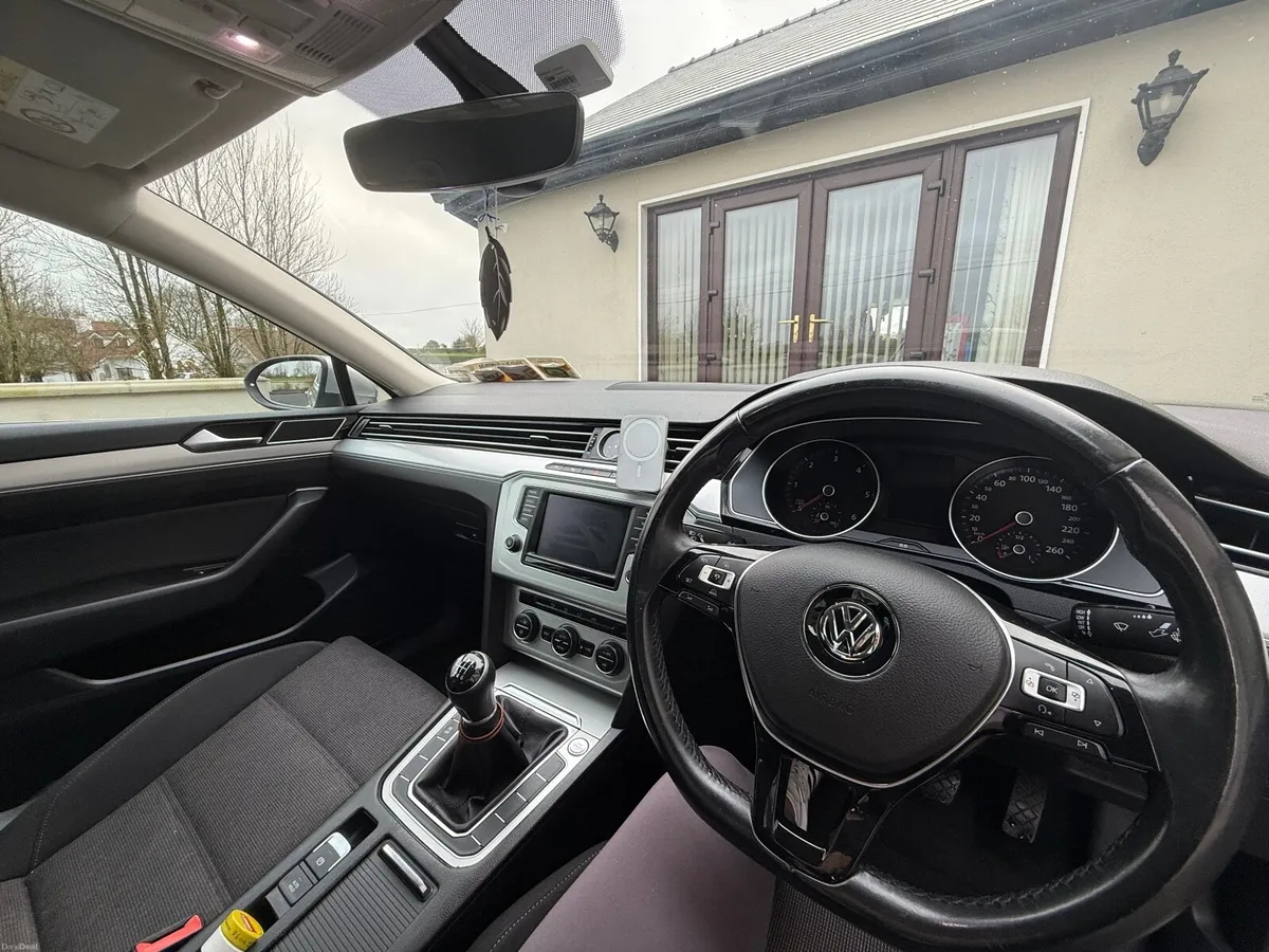 Volkswagen Passat 2016 - Image 2