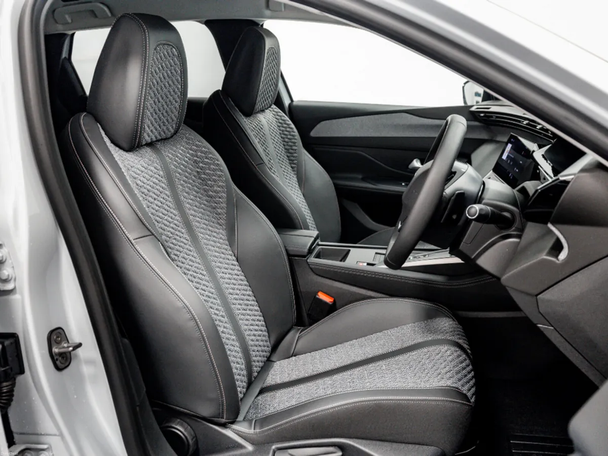 Peugeot 308 SW Allure Hybrid Auto 145HP - Image 3