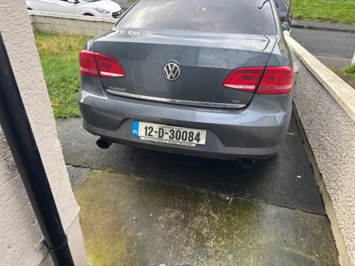 Volkswagen Passat 2012 - Image 2