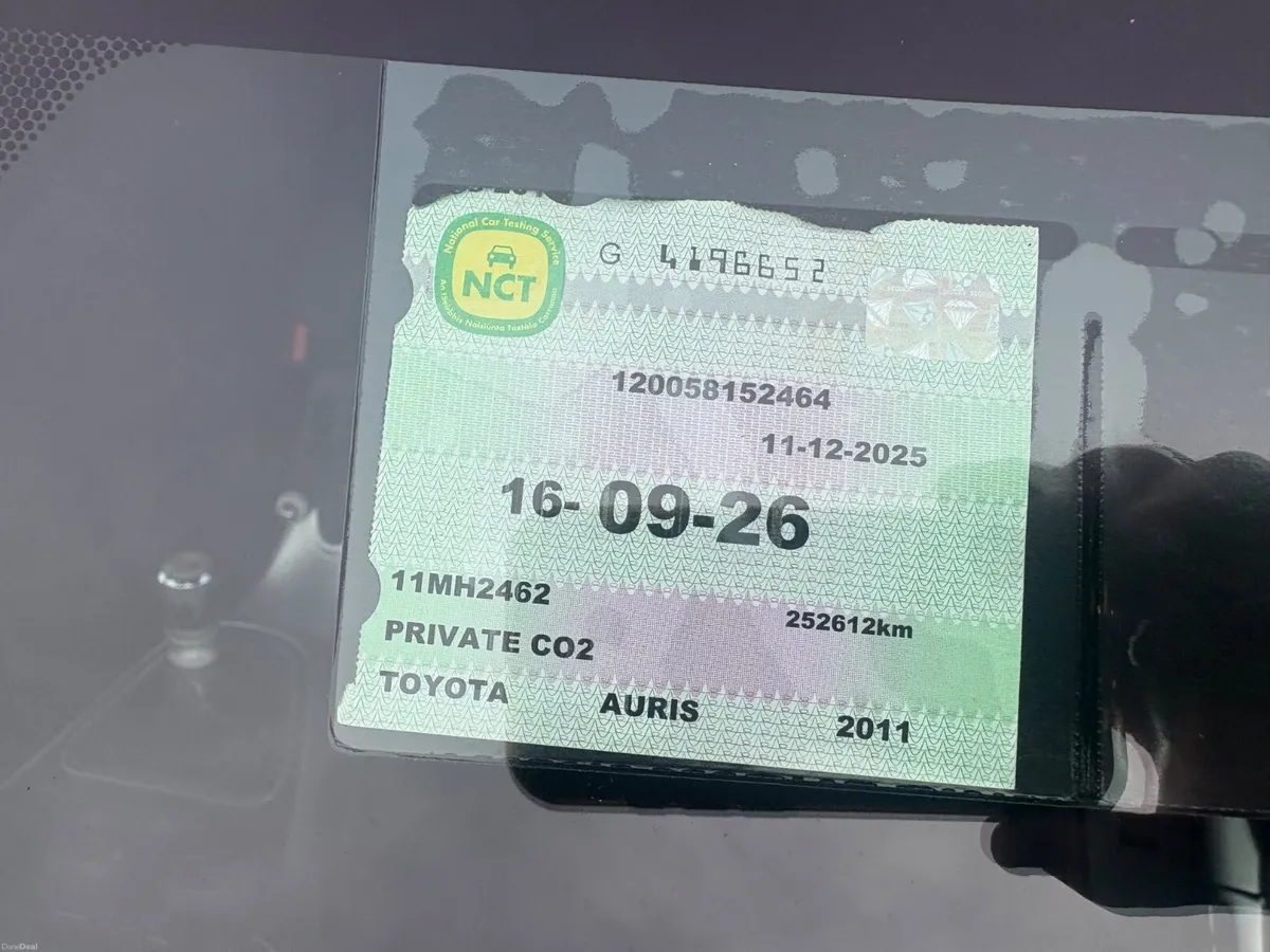 Toyota Auris 2011 - Image 2