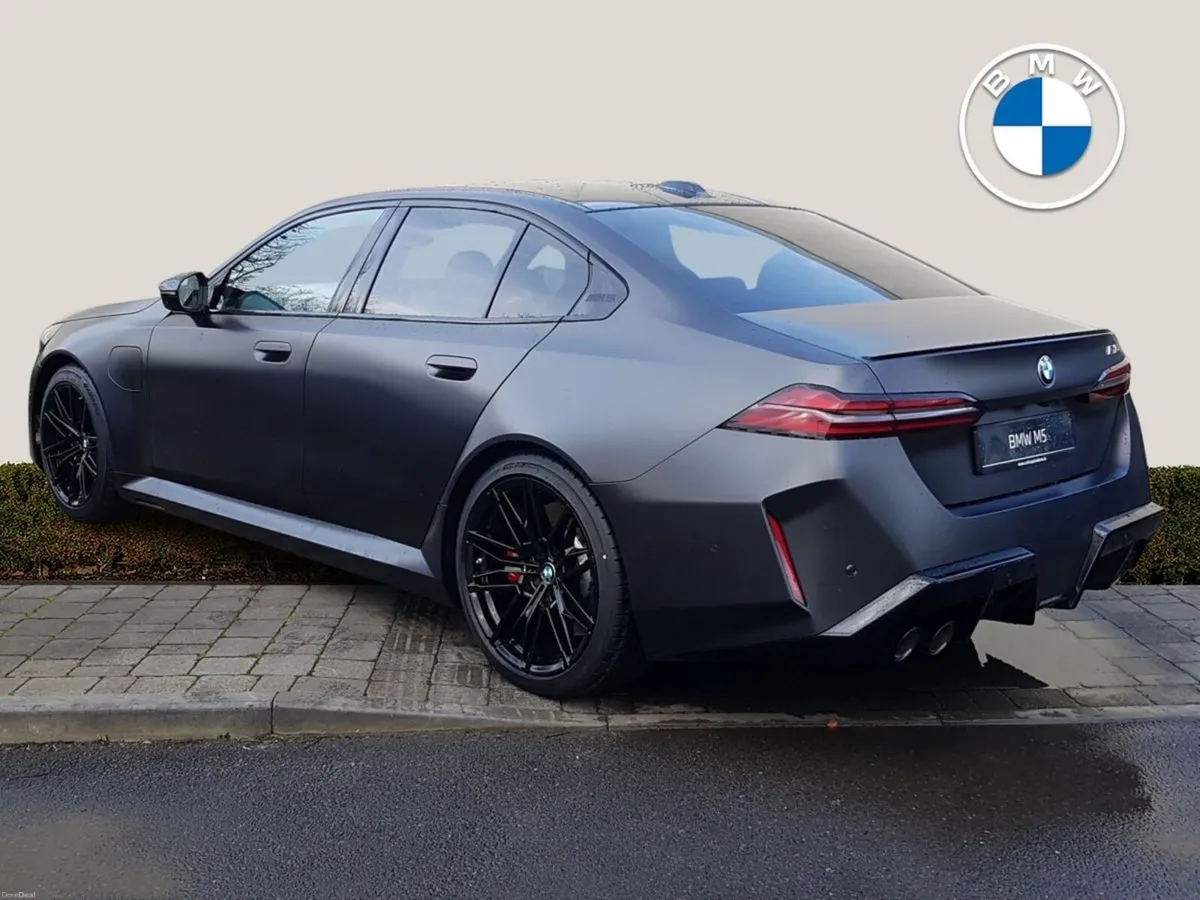 BMW M5 Saloon - Image 2
