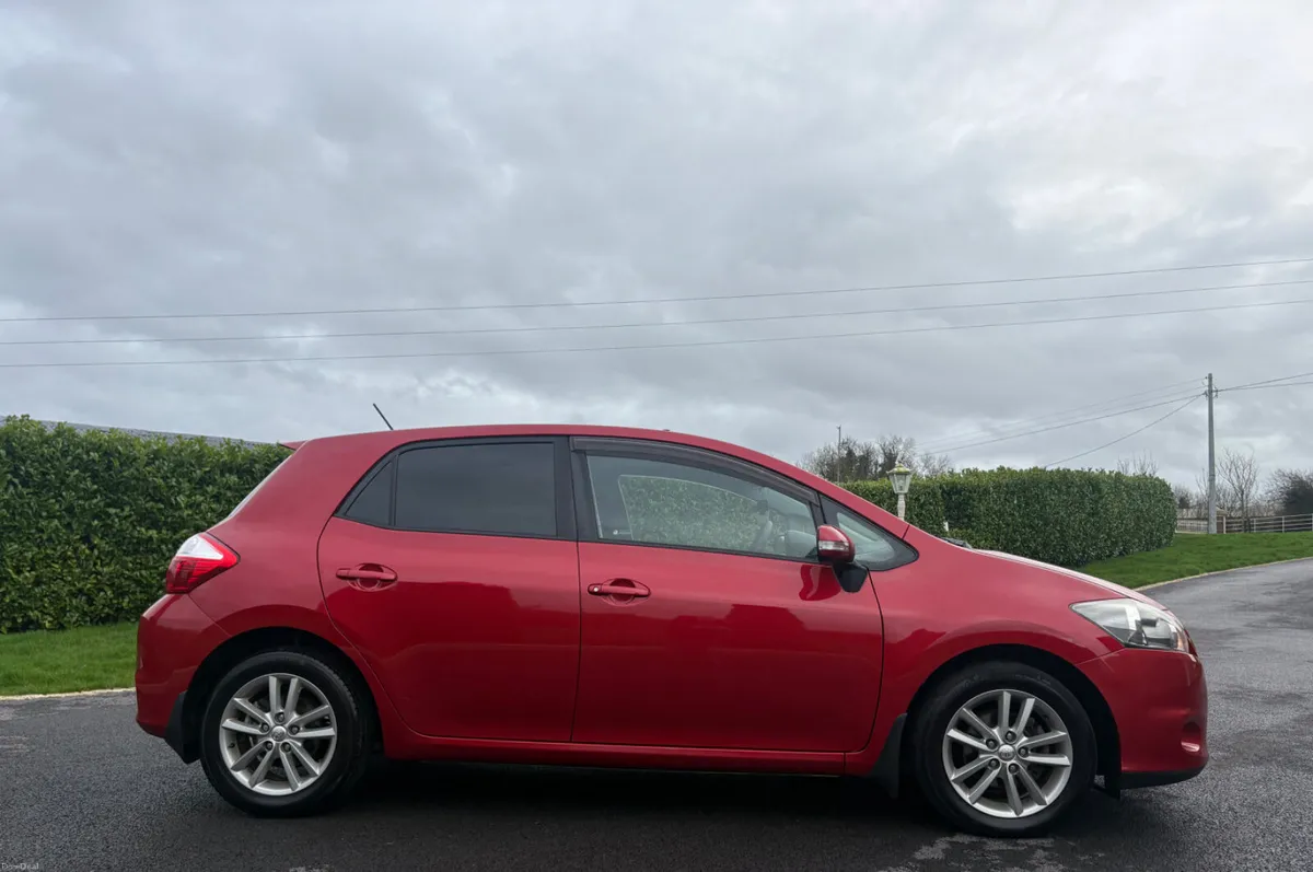 Toyota Auris 2011 - Image 1