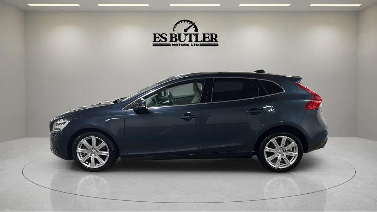 2017 Volvo V40 2.0L DIESEL AUTO INSCRIPTION MODEL - Image 2