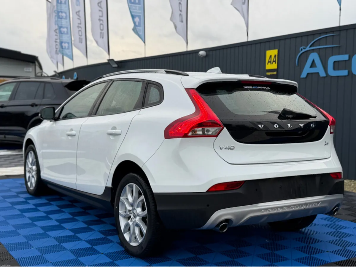 Volvo V40 CROSSCOUNTRY 4WD - 2.0L DIESEL - AUTO - - Image 2