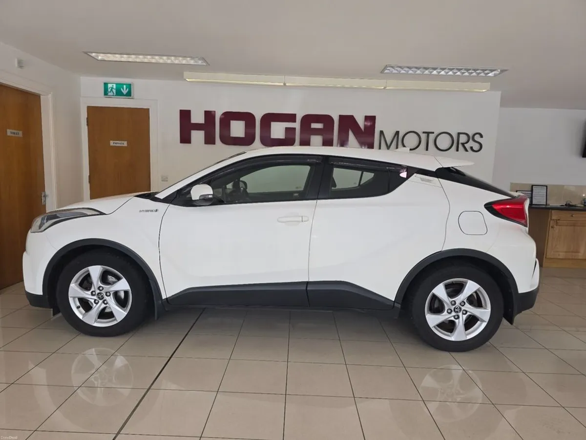 Toyota C-HR Hybrid Icon Automatic - Image 4