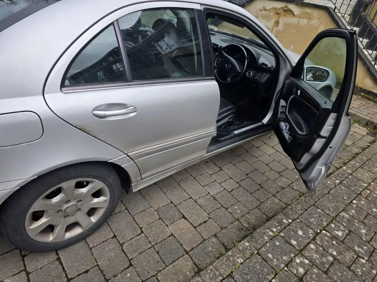 Mercedes-Benz C-Class 2005 - Image 2