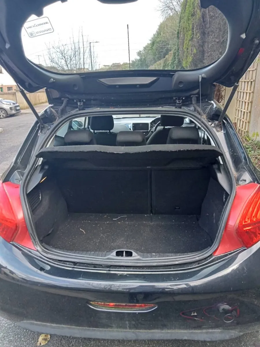 Peugeot 208 - Image 2
