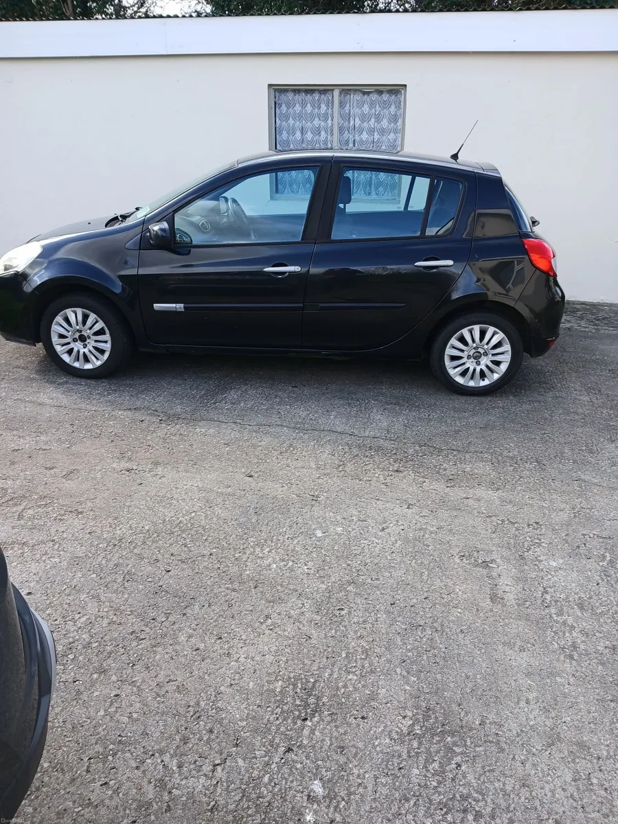 Renault Clio 2010 - Image 1