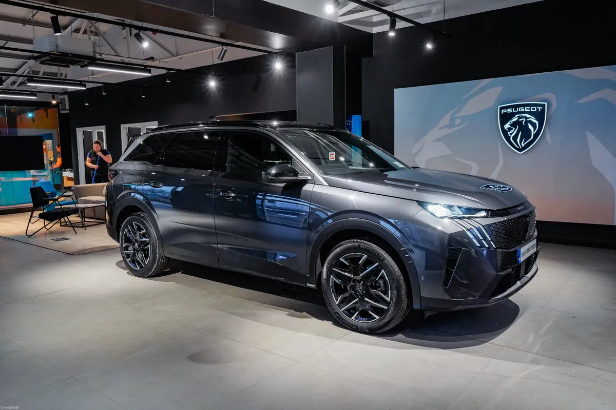 2025 Peugeot 5008 Allure 1.2 MHEV 145bhp E-DCS6 - Image 2