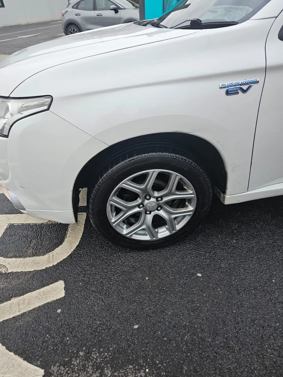 2015 Mitsubishi Outlander - Image 4