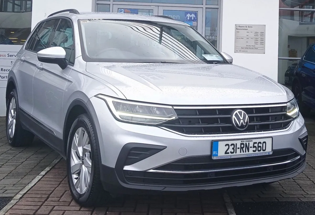 Volkswagen Tiguan Life 2.0 TDI 122HP **REAR VIEW C - Image 1