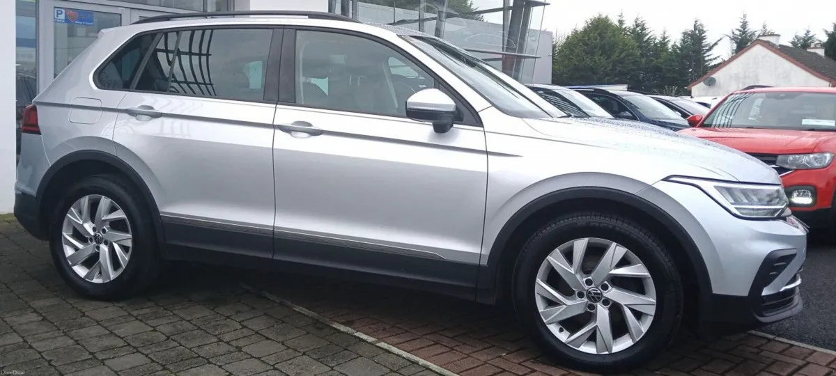 Volkswagen Tiguan Life 2.0 TDI 122HP **REAR VIEW C - Image 2