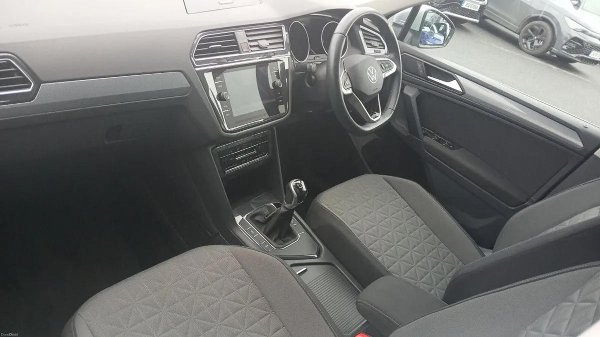 Volkswagen Tiguan Life 2.0 TDI 122HP **REAR VIEW C - Image 3