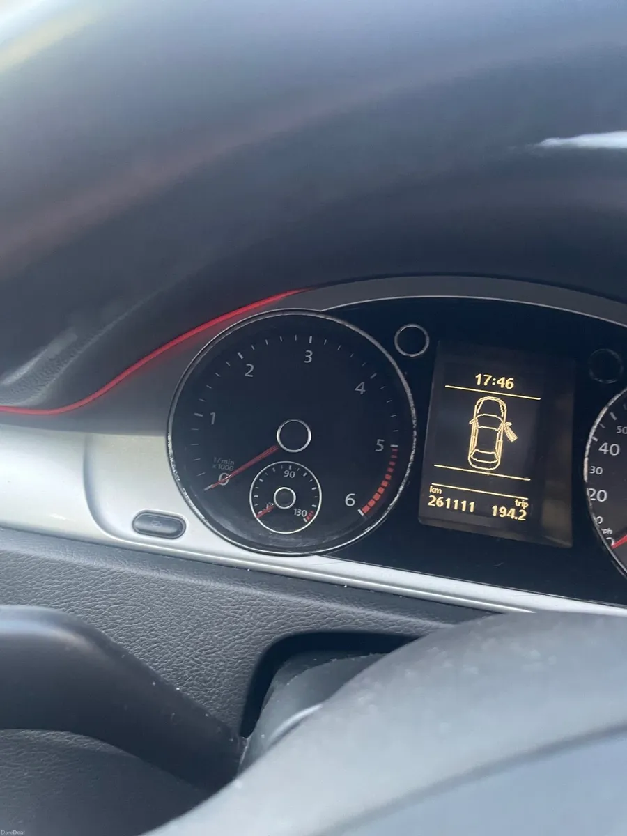 Volkswagen Passat 2011 - Image 2