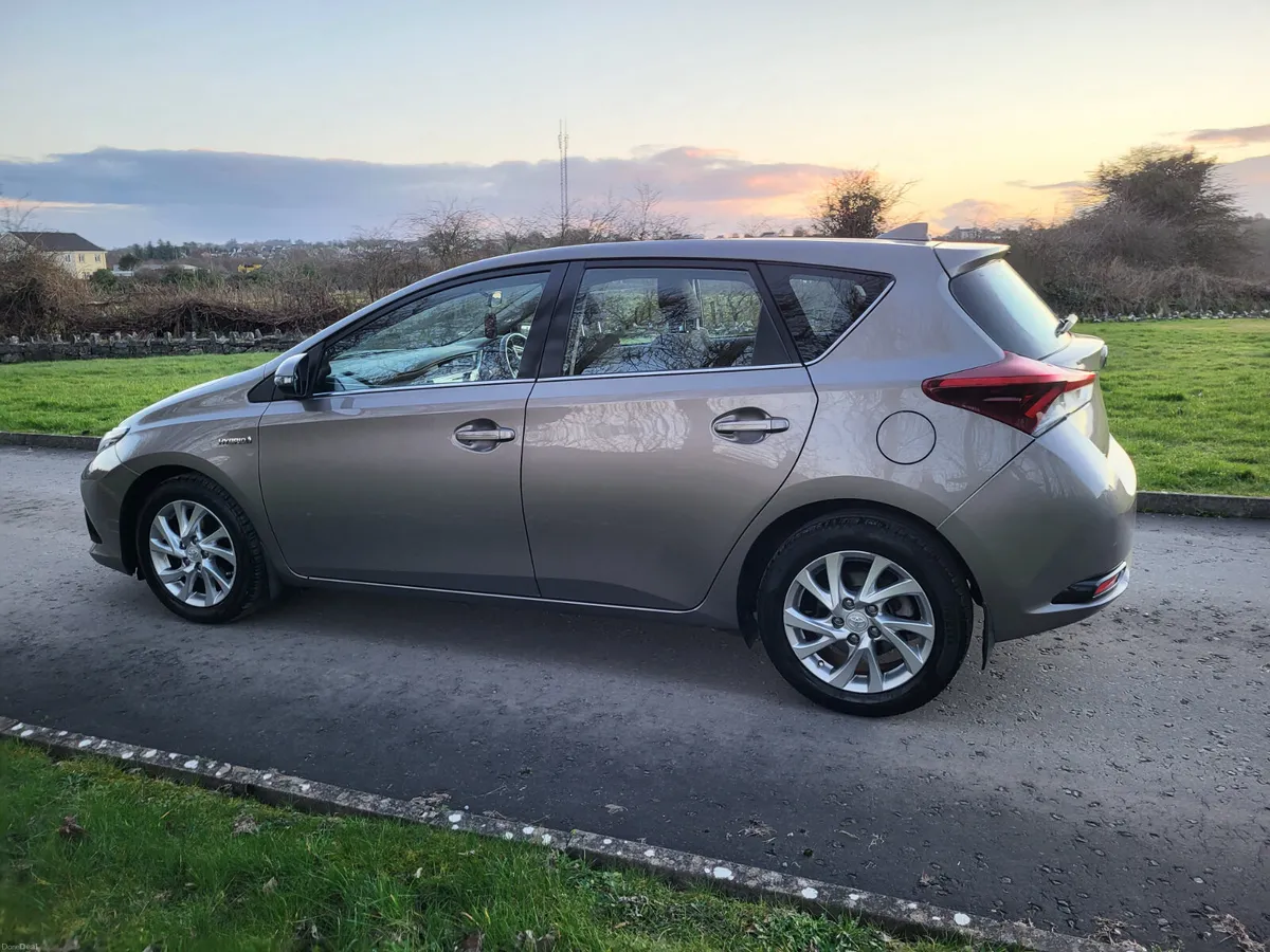 Toyota Auris Hybrid  Automatic - Image 4