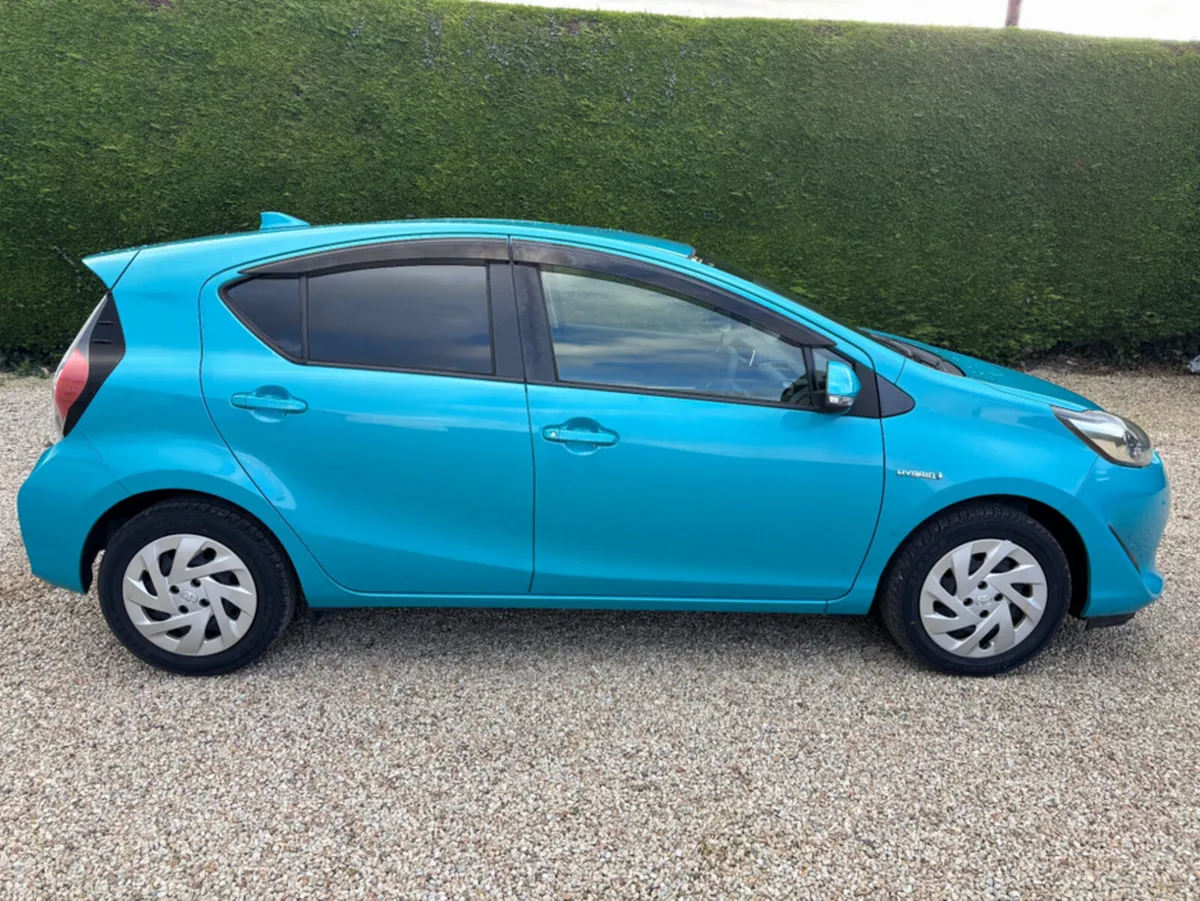 Toyota Aqua 1.5 HYBRID 182D31706 - Image 2