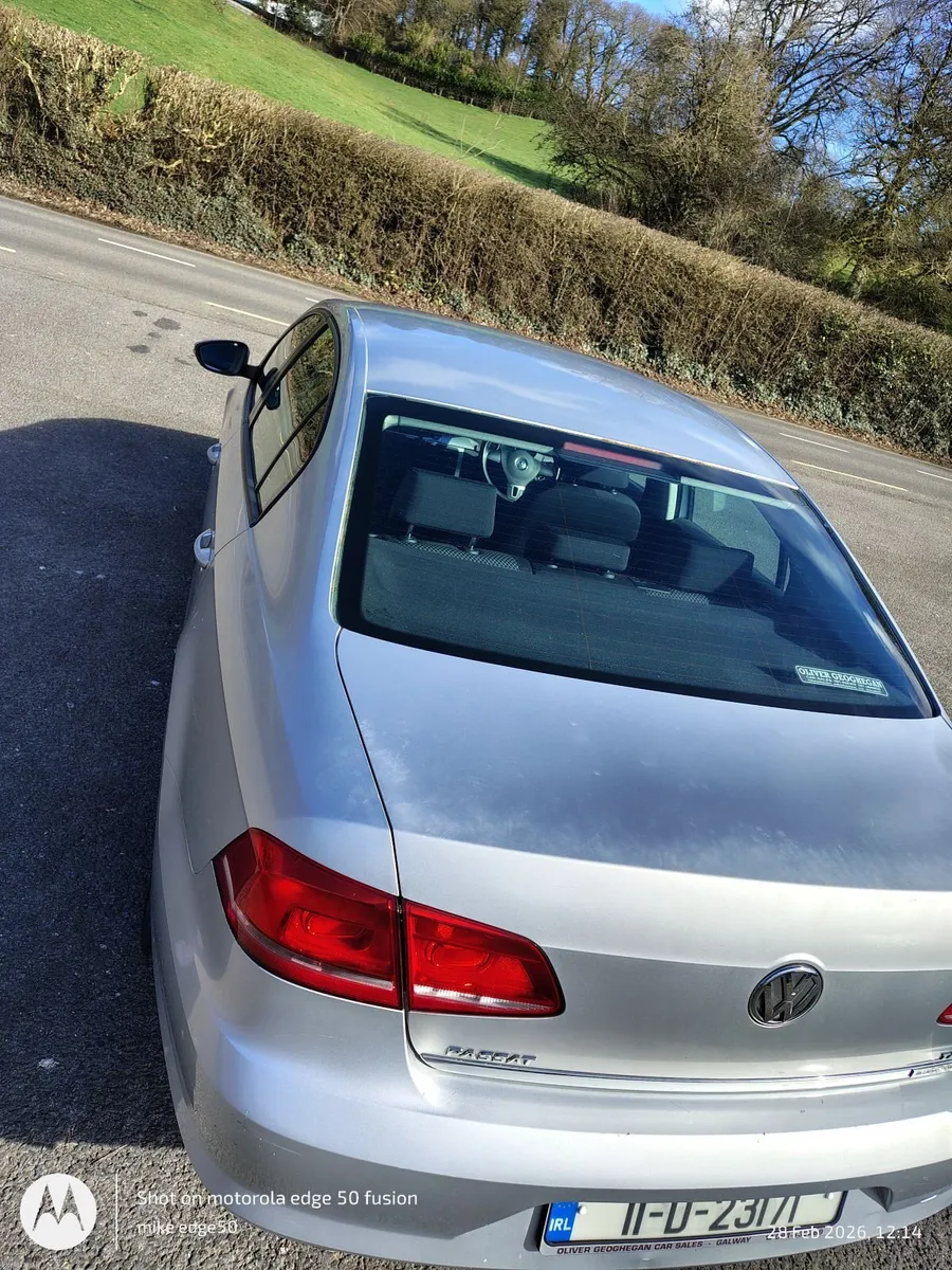 Volkswagen Passat 2011 - Image 2