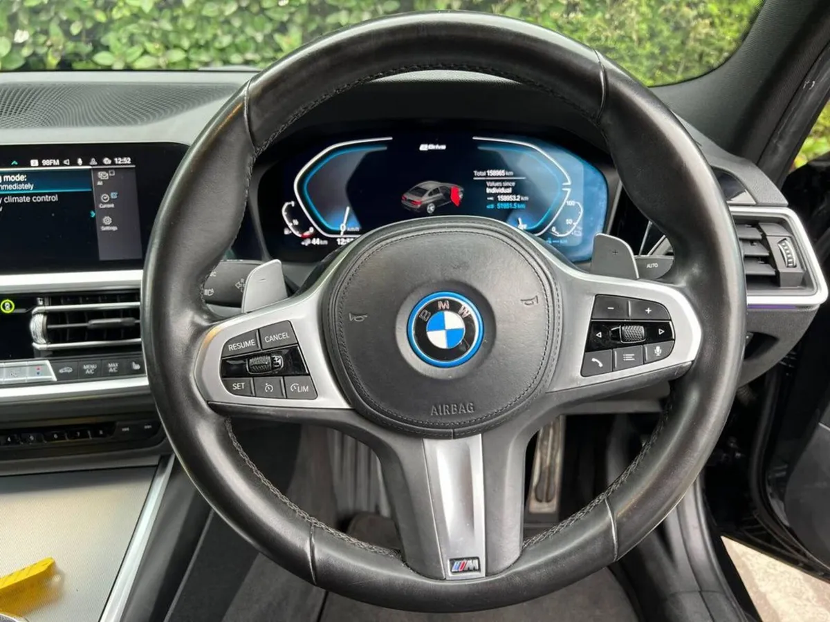 BMW 3-Series 330e M-SPORT COMPETITION 2.0 HYBRID / - Image 4